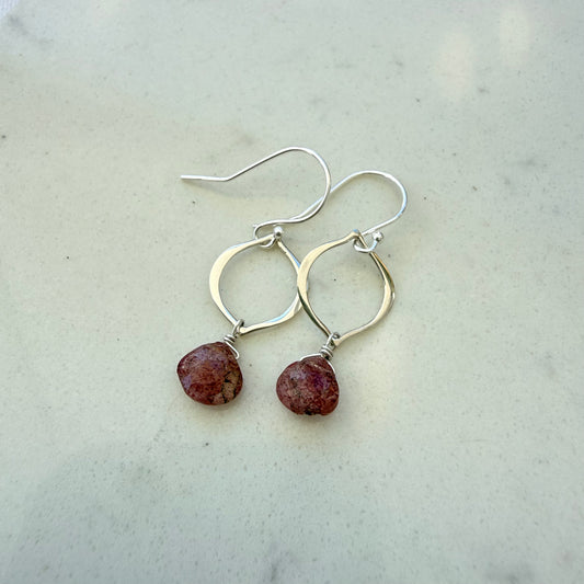 Briolette labradorite avec disque d’argent brossé sur fils longs