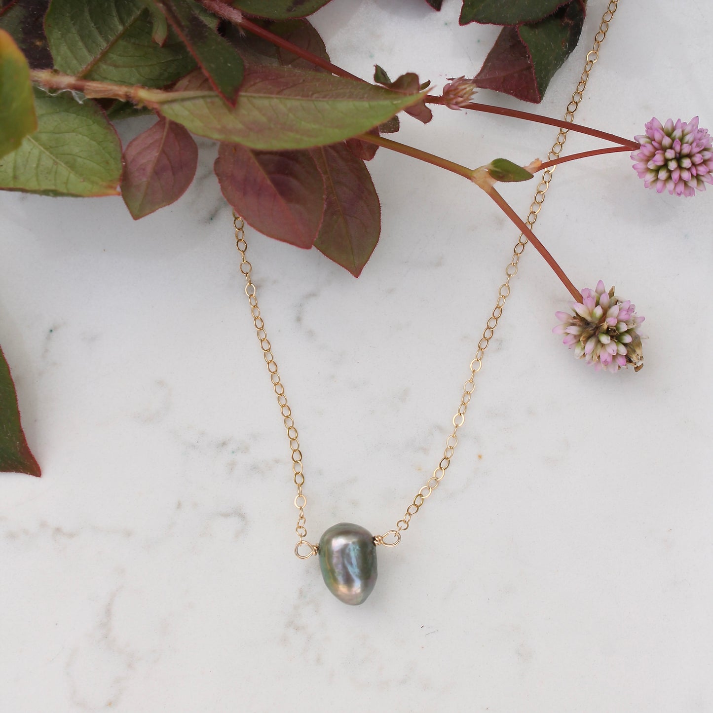 Perla verde de agua dulce en cadena llena de oro