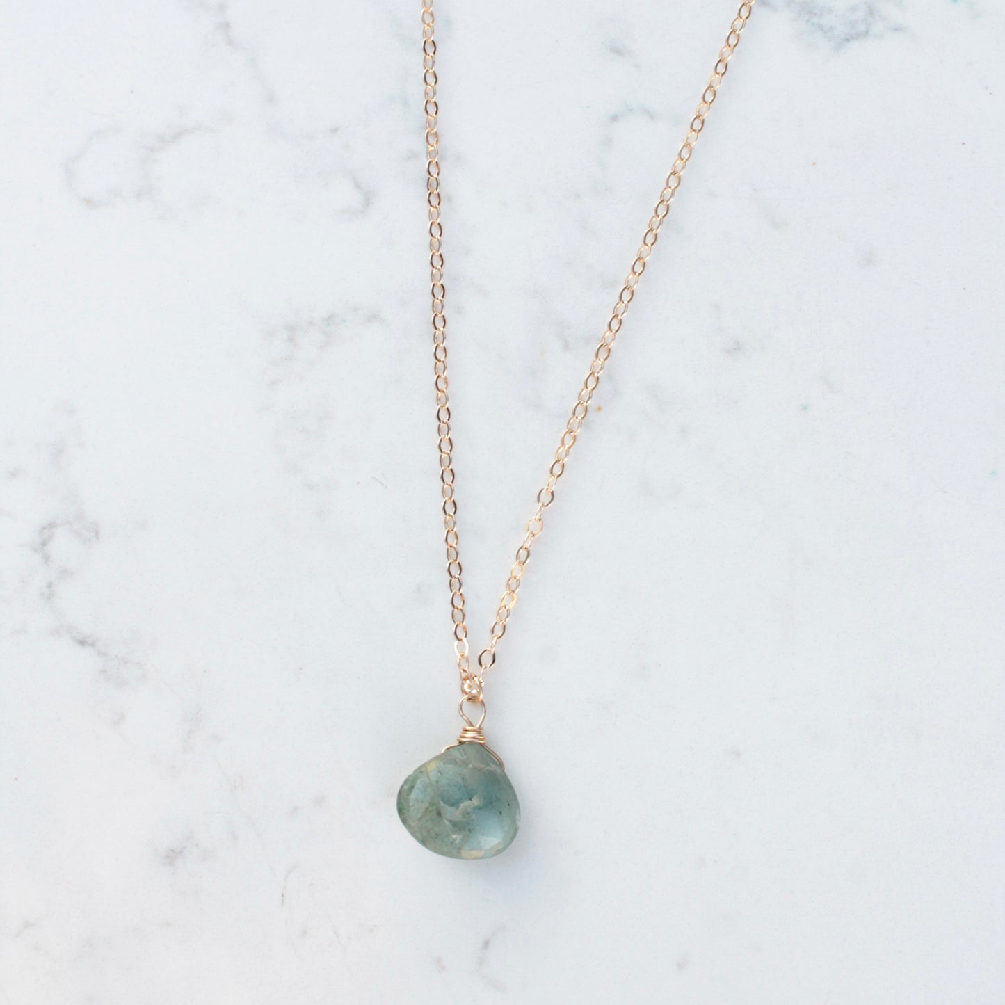 Petite breloque en forme de goutte de pierre précieuse sur une fine chaîne en argent sterling