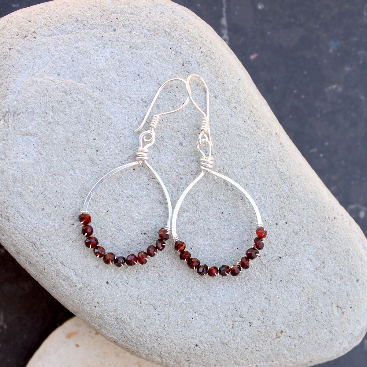 Grandes boucles en argent martelé avec pierres précieuses