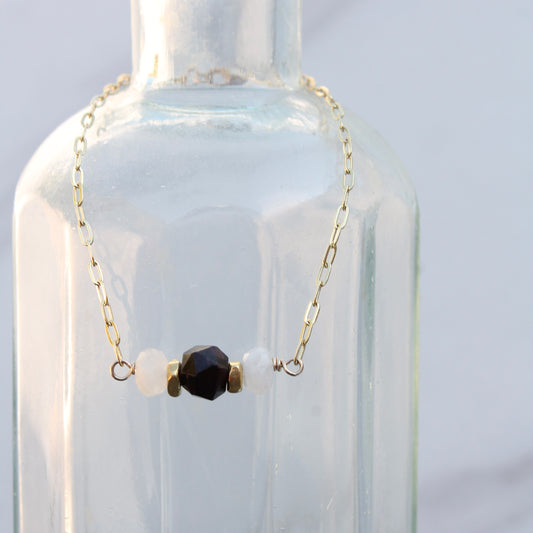 Pulsera llena de oro con granate rojo y piedra lunar