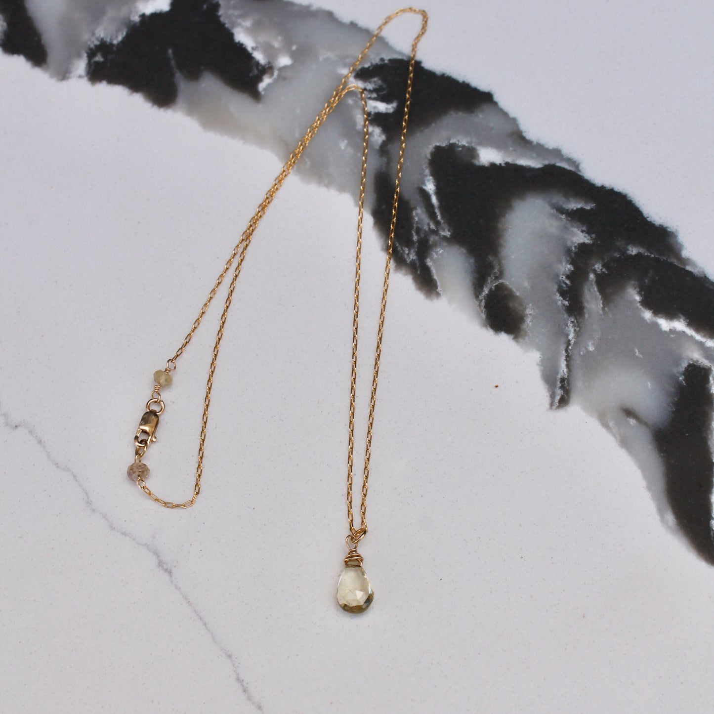 Briolette de Cuarzo Limón en Cadena Fina