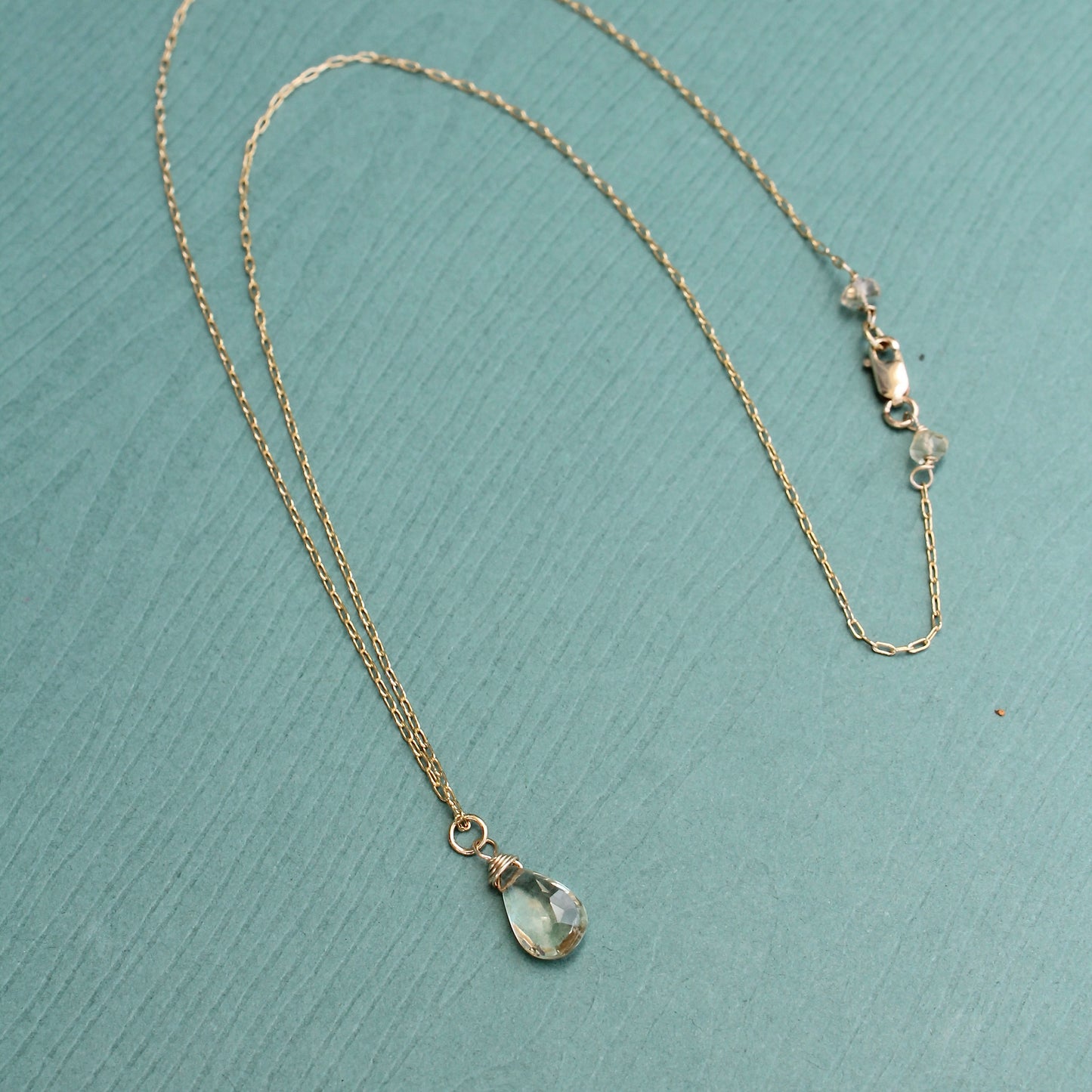 Briolette de Cuarzo Limón en Cadena Fina