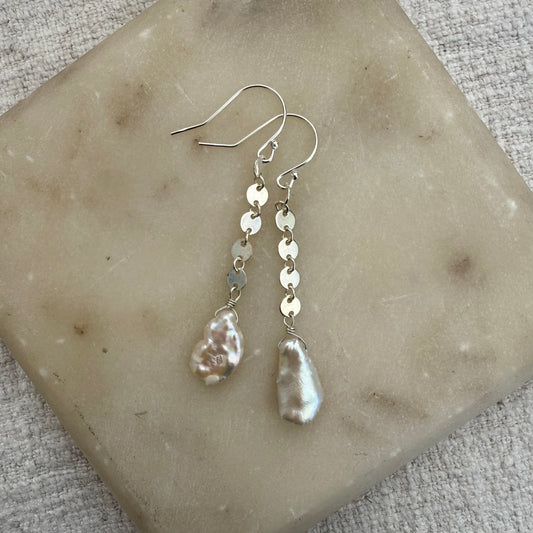 Longue perle rose avec chaîne à paillettes