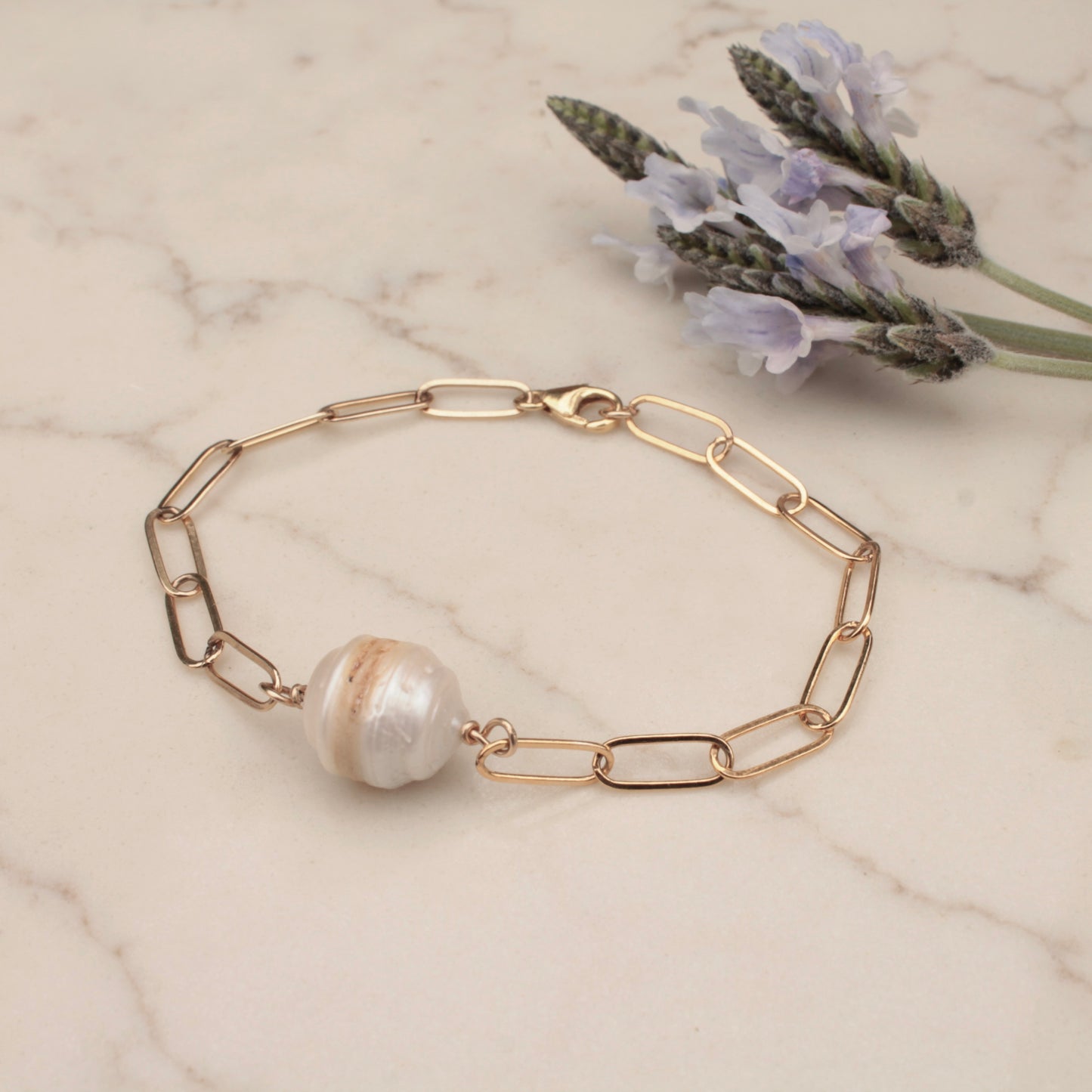 Pulsera de cadena con clip rellena de oro y perlas estriadas