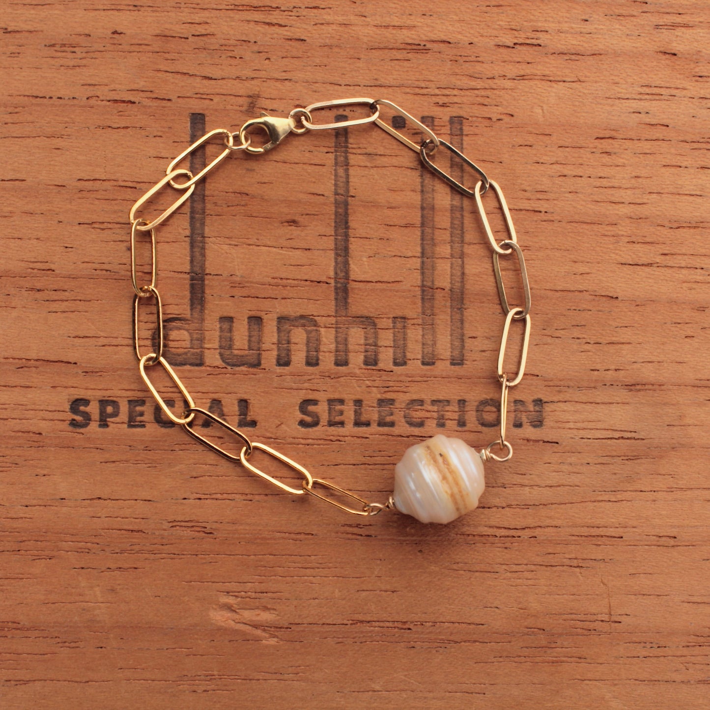 Pulsera de cadena con clip rellena de oro y perlas estriadas