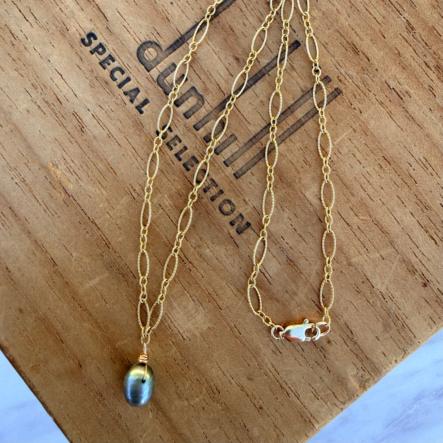 Perla verde de agua dulce en cadena llena de oro