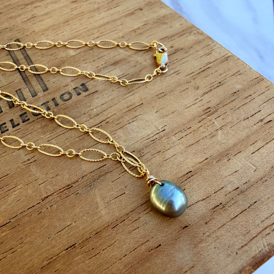 Perla verde de agua dulce en cadena llena de oro