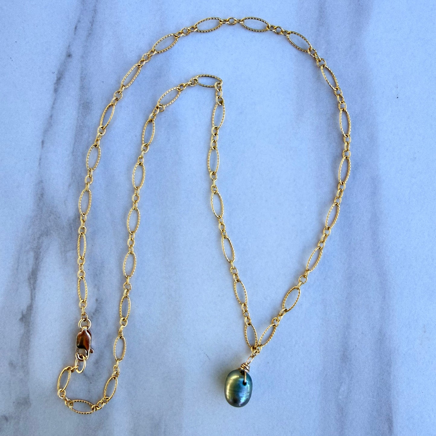 Perla verde de agua dulce en cadena llena de oro