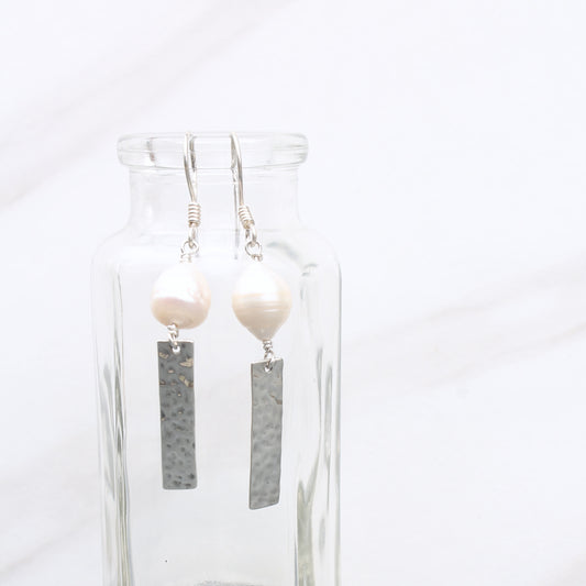 Perle d'eau douce avec pendentif rectangle argenté texturé