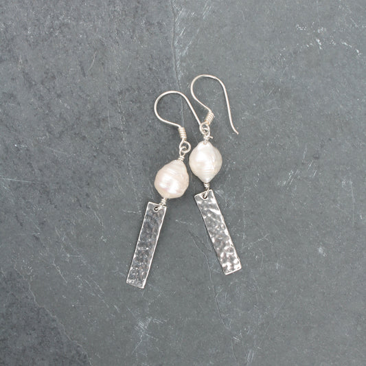 Perle d'eau douce avec pendentif rectangle argenté texturé