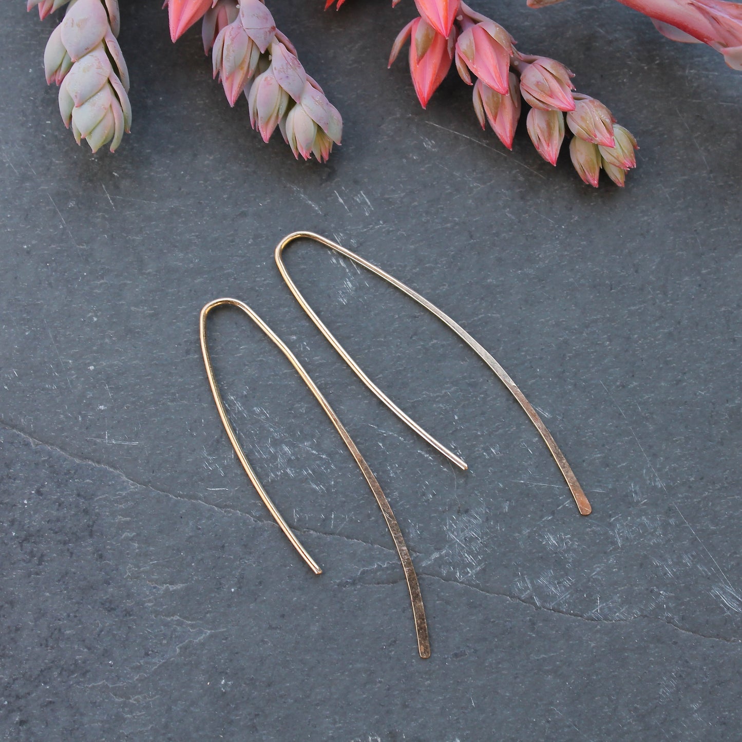 Pendientes enhebradores rellenos de oro Varga