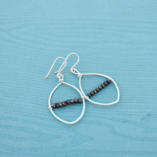 Boucles ovales pointues en argent martelé avec pyrite de fer