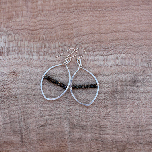 Boucles ovales pointues en argent martelé avec pyrite de fer